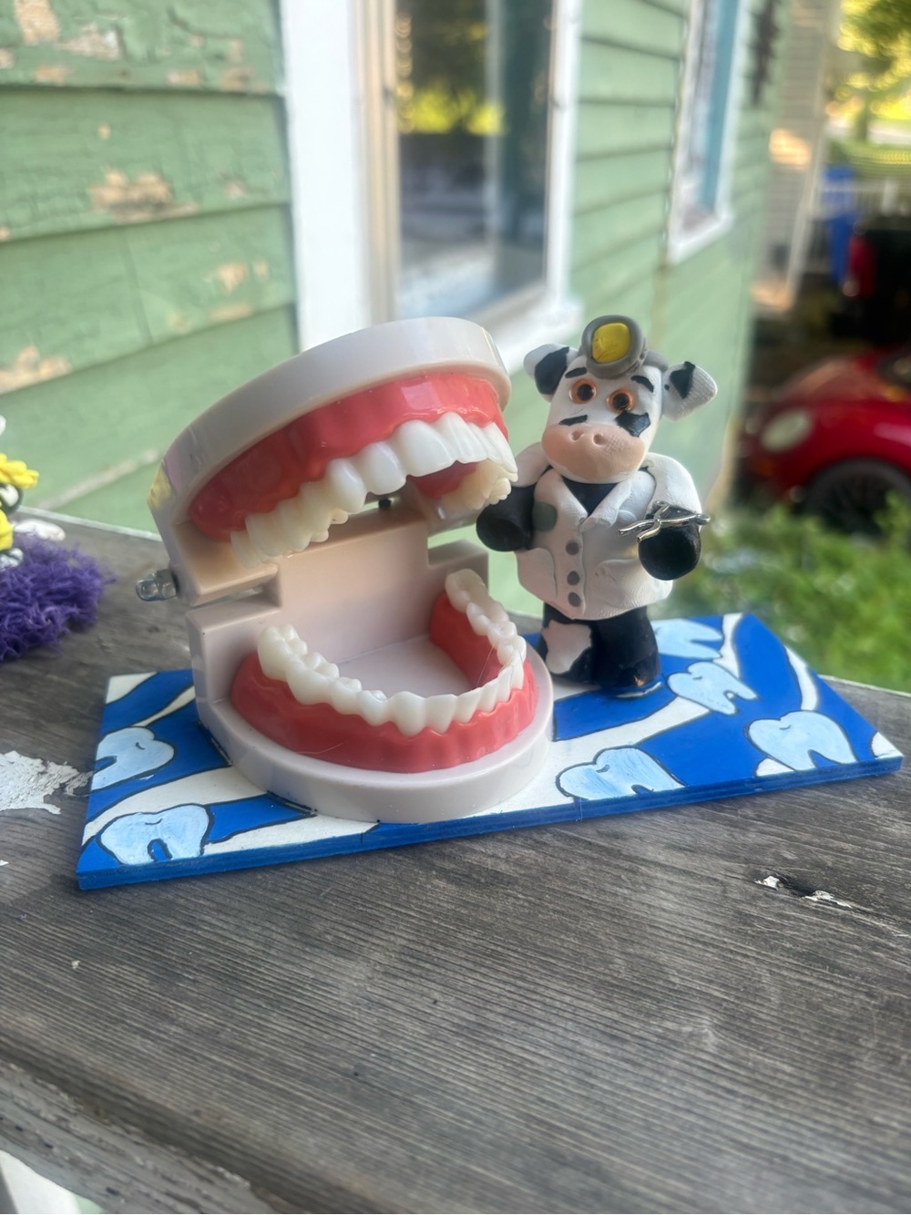 Novelty Chattering Teeth with Dentist Cow Figurine - Pink & White
